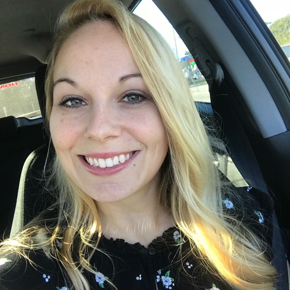 Meet your Posher, Mindy - Picture 2 of 3